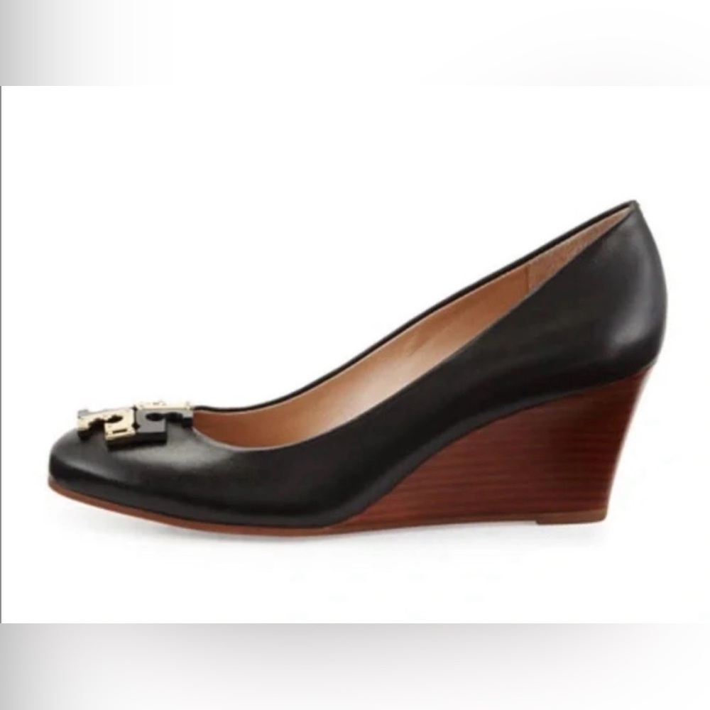 Tory Burch Lowell Wedge Pump w/ Gold Tone Logo- 9.5 - Picture 2 of 6